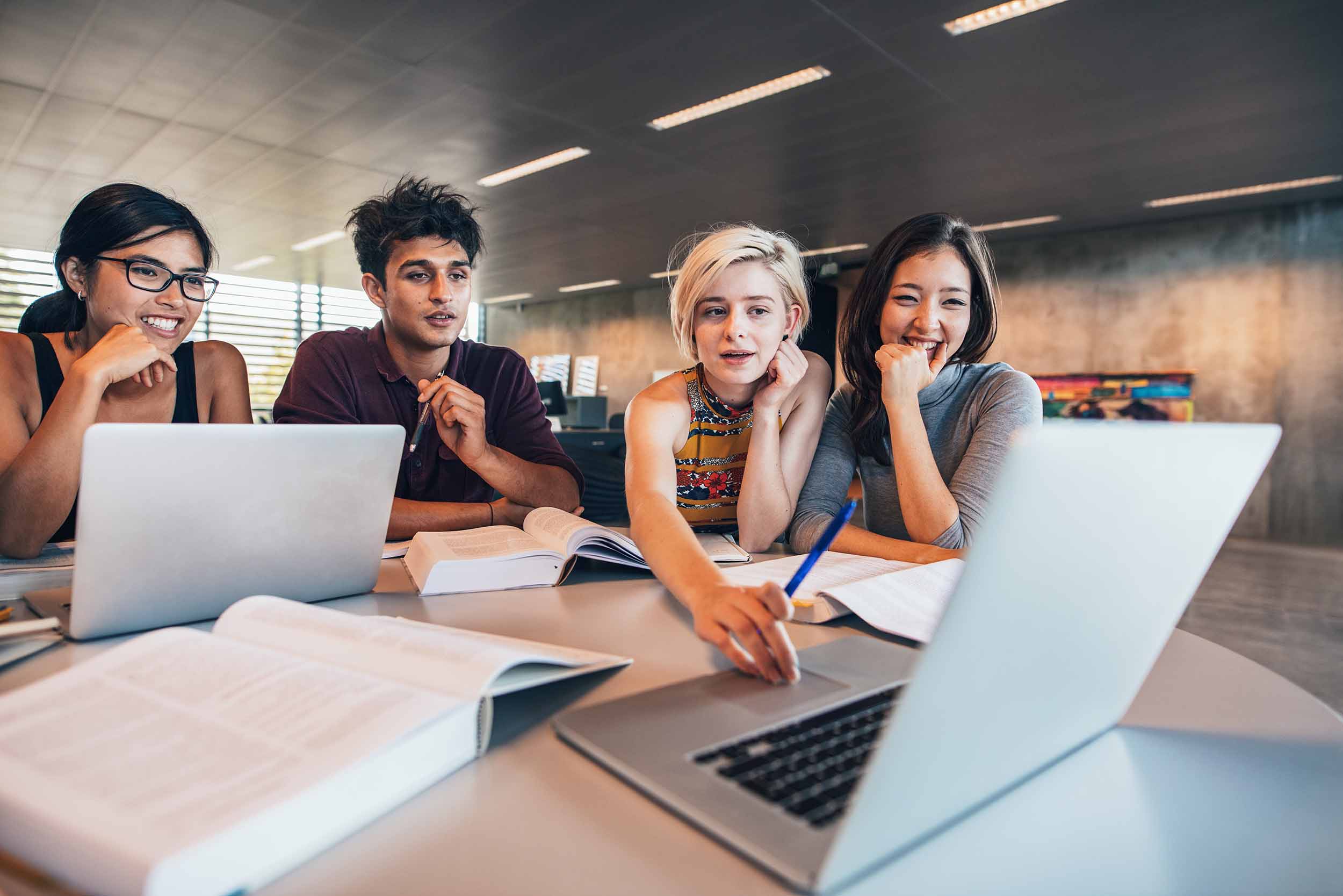 Открытый интернет университет. Студент с ноутбуком. Студенты за компом в университете. Современный студент. Студент с компьютером.